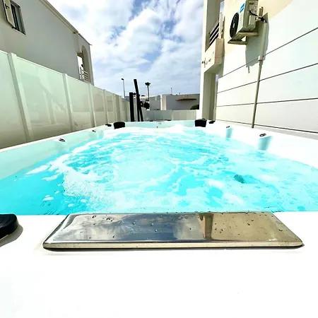Casa Caleton Blanco Pool And Puerto del Carmen (Lanzarote)